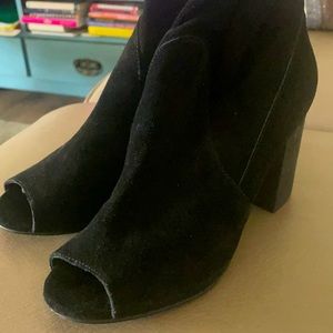 Black booties Chinese laundry size 6.5